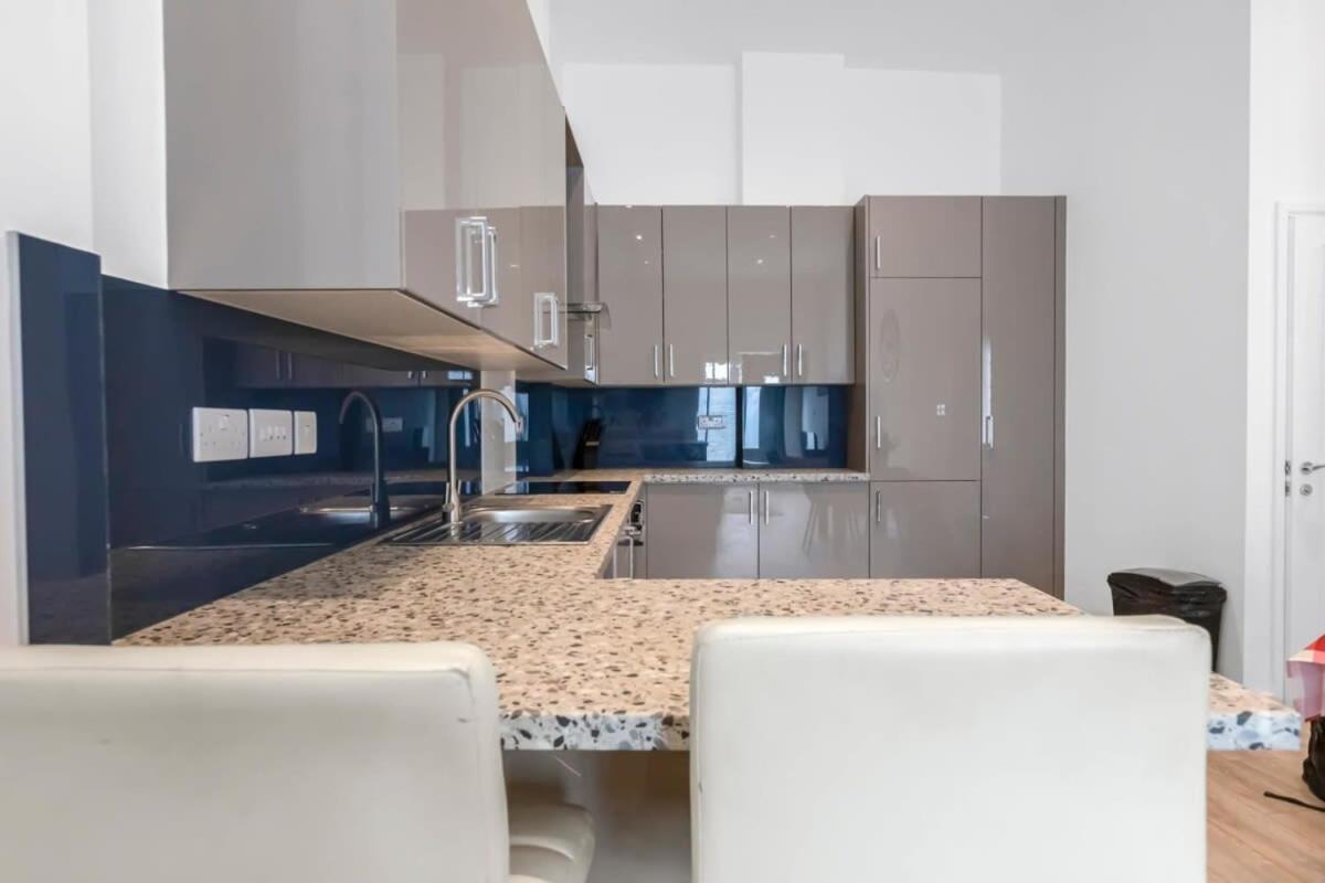 Lovely 1 Bedroom Apartment In Central Woking Extérieur photo