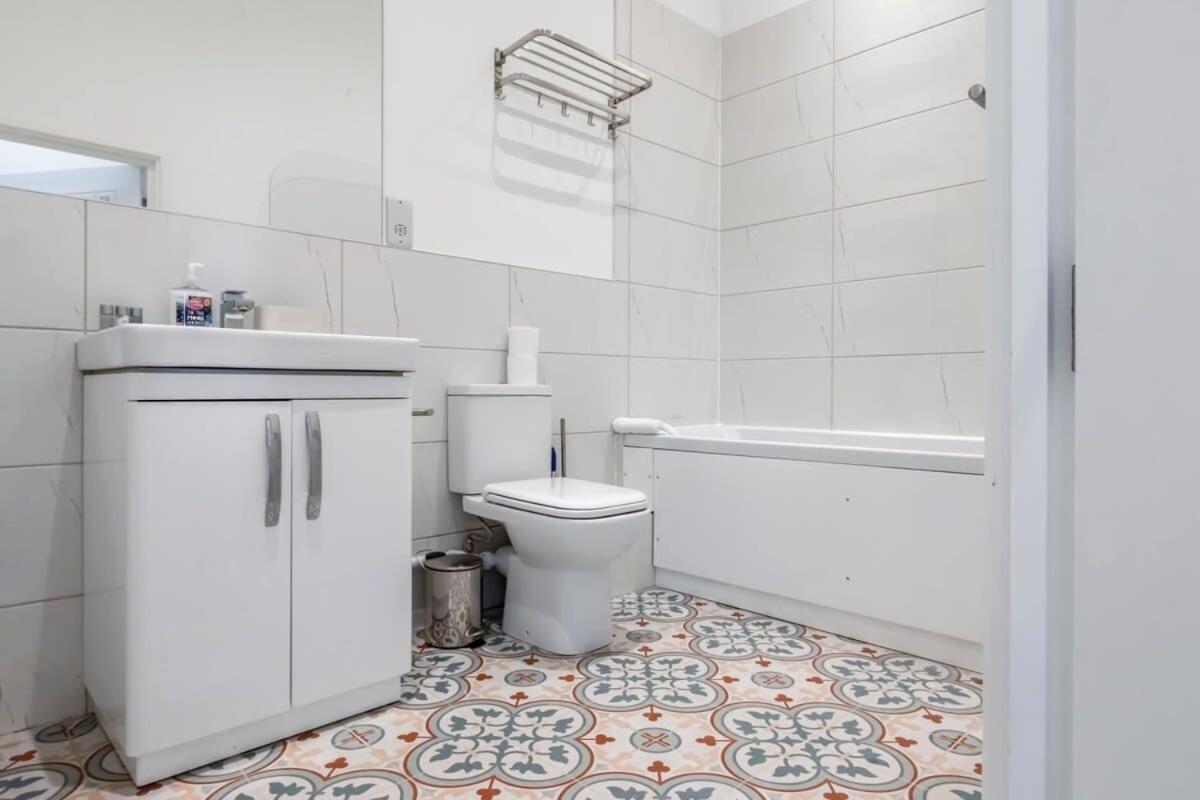 Lovely 1 Bedroom Apartment In Central Woking Extérieur photo